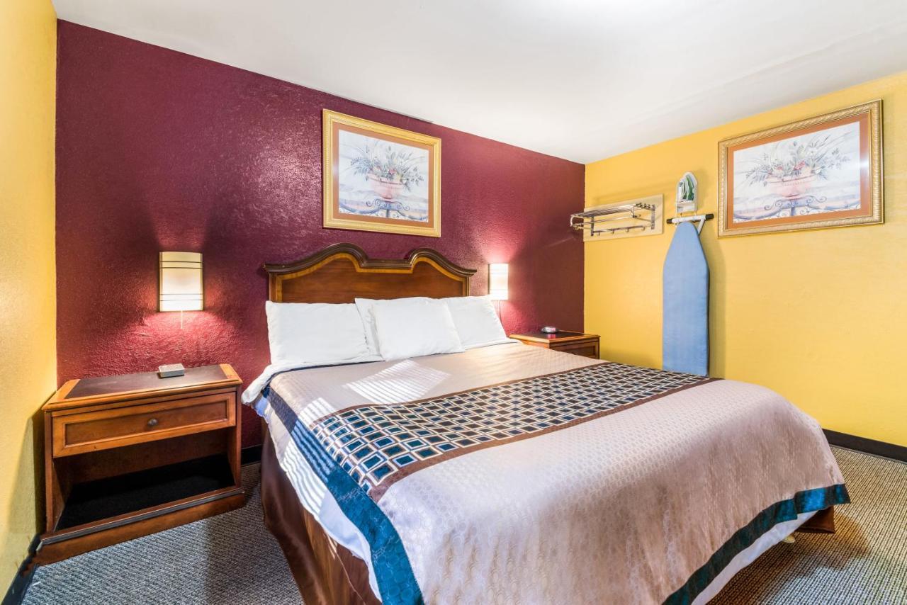 - Motel